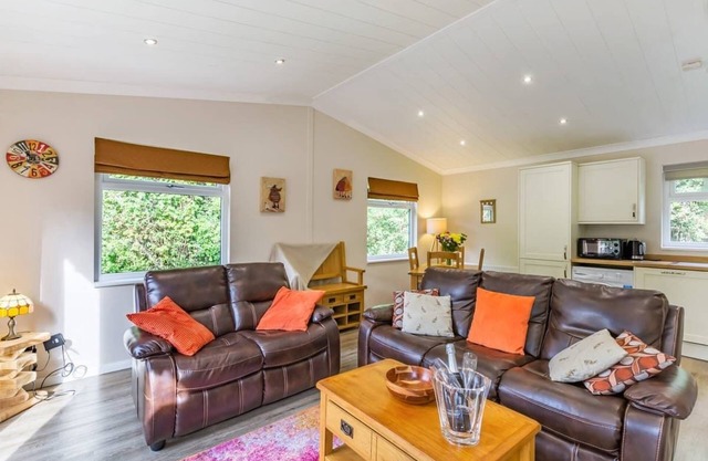 Semi-detached deluxe lodge offering the perfect romantic retreat.