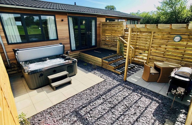 Semi-detached deluxe lodge offering the perfect romantic retreat.