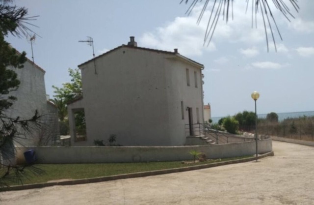Semi-detached house in a private urbanization by the sea.