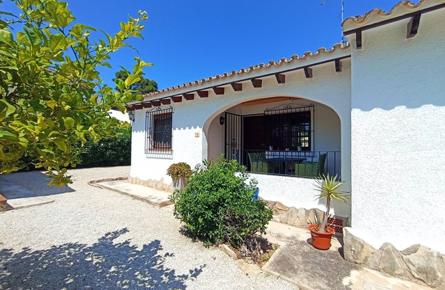 Semi-detached in the Urb. Los Limoneros, very close to the town center!