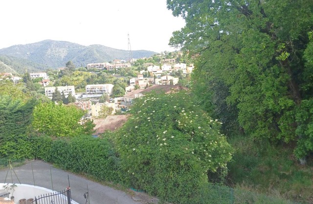 Semi-detached townhouse 15 min from Monaco and Nicewith private parking
