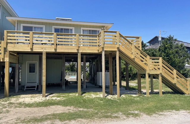 Semi-Oceanfront Beach Cottage I. Access across street to shops and restaurants