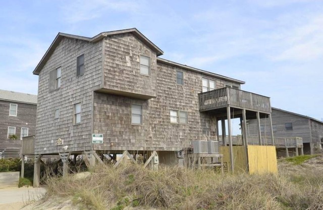 Semi-oceanfront with a hot tub in quiet South Nags Head!
