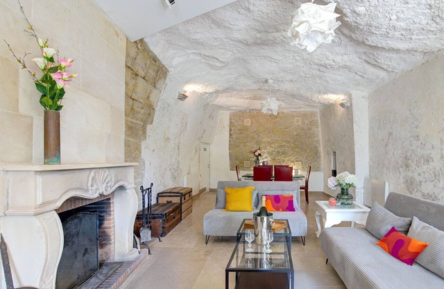 Semi-troglodyte house between the Loire and the castles