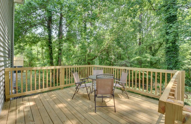 Seneca Vacation Rental < 1 to Lake Keowee Access!