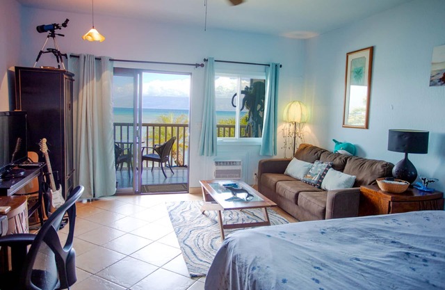 Sep/Oct Special 15% off! Romantic Maui Getaway, 25' from the Ocean