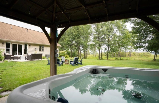 Sept 26 & Oct 4 Open! Golf getaway,Lake Edward, Mins to Nisswa, Hot Tub, Game Rm