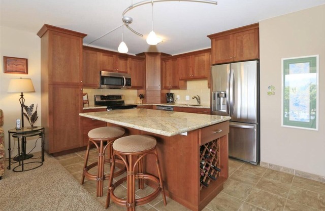 Sept Discount-Spacious, renovated condo!Walk to beaches, shopping,restaurants!