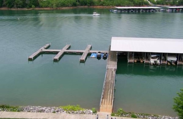 SEPTEMBER $195nDEERFIELD LAKEFRONT CONDO/COVERED SLIPn2 BEDROOM/2.5 BATH