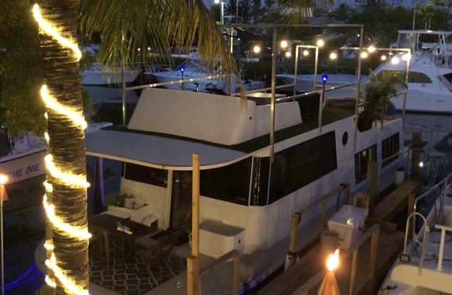 September Special - Luxury Houseboat, Unique living on the Water
