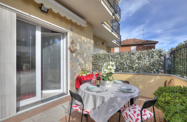 Serafina 50m from the sea - with A/C, San Bartolomeo al Mare, Italy