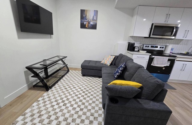 Serene 1-bedroom apartment in Edmonton with WiFi.