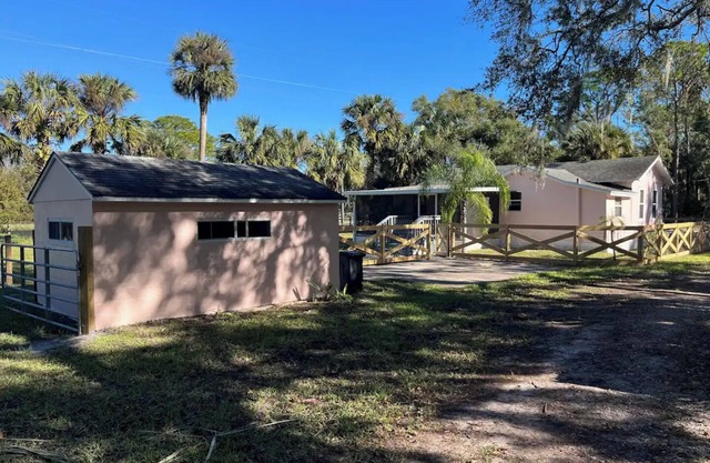 Serene 2-bedroom home on 1/2 acre fenced lot in New Smyrna Beach with WiFi