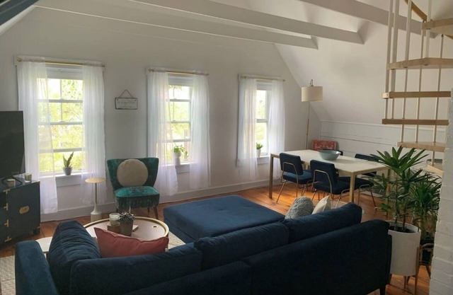 Serene 2bd Condo in Heart of Ptown - Steps to Commercial St, Pet Friendly