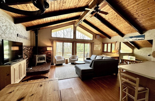 Serene 3BR Chalet Tucked in the Trees