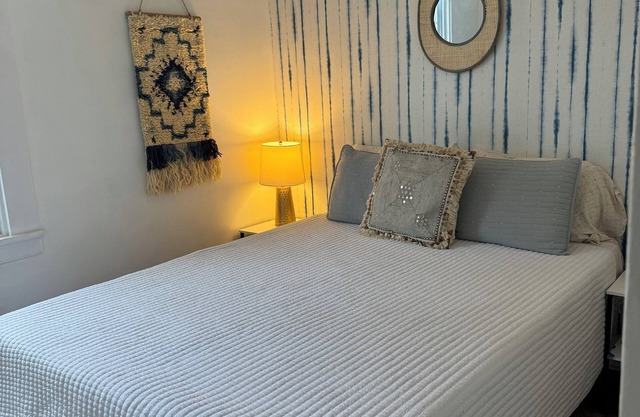 Serene Apartment-5 Min walk to attractions in Mystic-Private Deck!