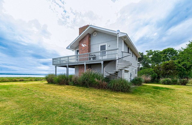 Serene bay front home with a private beach, deck, board games, & washer/dryer