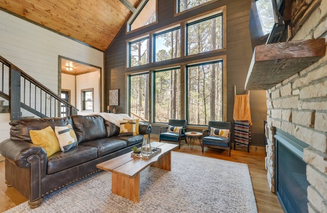 Serene Broken Bow Cabin w/Hot Tub & Fire Pit!