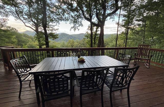 Serene Cabin - Sleeps 8, 3 BR, 3 BA, Spectacular VIEWS, Family and Pet Friendly