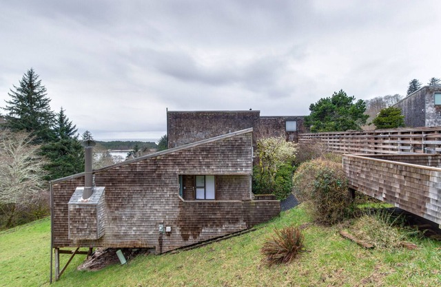 Serene Cascade Head condo w/ private washer/dryer, and forest & ocean views