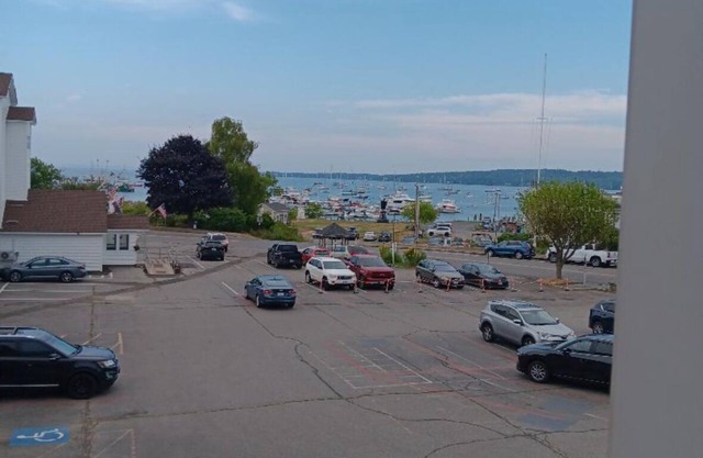 Serene condo with AC in charming Rockland on the bay !