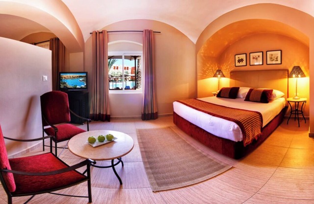 Serene Escape: Enjoy Plush Room Near Makadi Water World Aqua Park