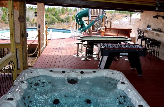 Serene Escape Villa: Pool, Hot Tubs, Games, Sauna, & Steam Room & much more fun!