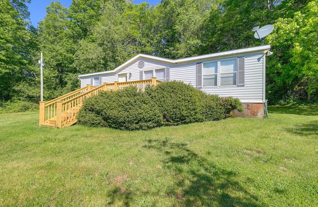 Serene Home: 2 Decks, 3 Mi to Blue Ridge Pkwy
