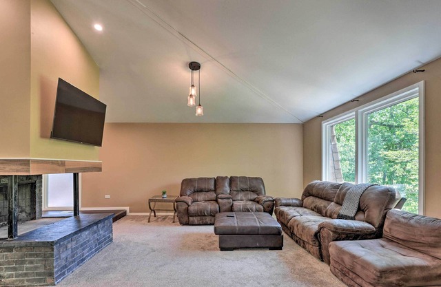Serene Joliet Retreat w/ Grill, 3 Mi to Speedway!