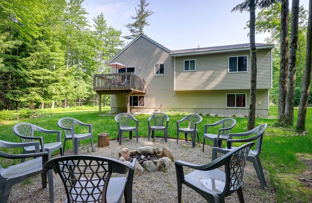 Serene Pentwater Getaway w/Yard Near Lakes