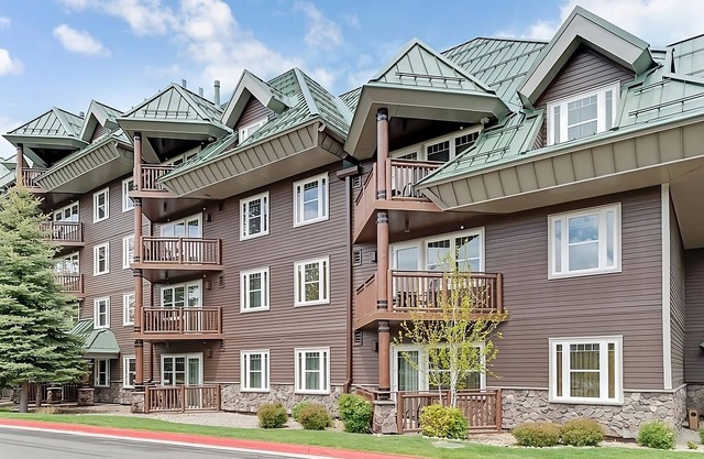 Serene Retreat in South Lake Tahoe! Swimming Pool, Kitchenette!