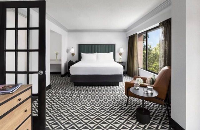 Serene Room Stay in Urban Locale Near Cultural Hotspots!