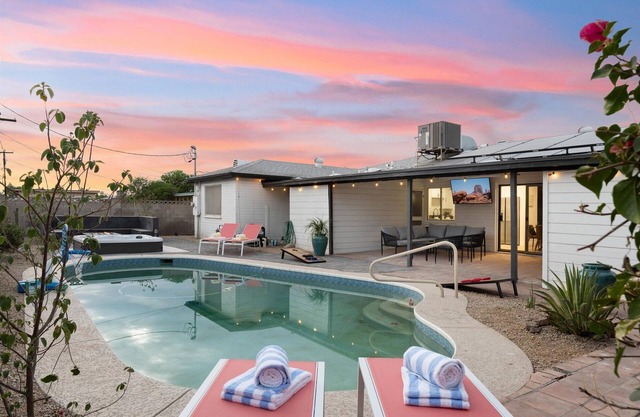 Serene Sonoran Retreat - Heated Pool/Sleeps 10