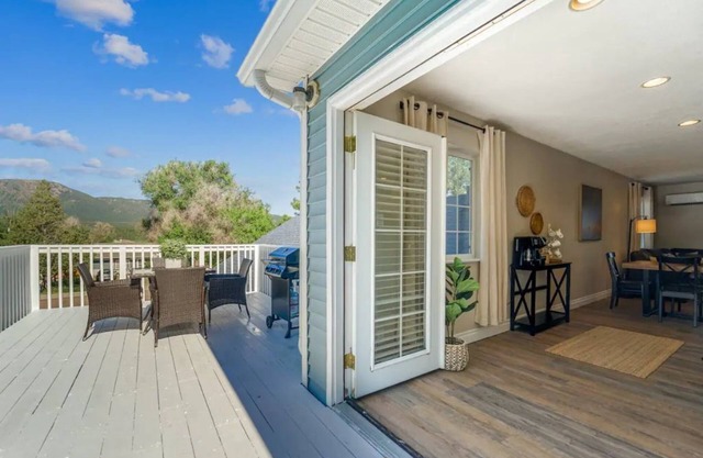 Serene Stay w/Mountain Views in Downtown Monument