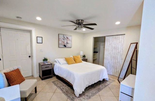 Serene studio with WiFi in Pompano Beach