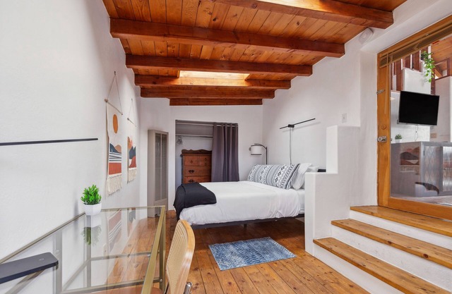 Serene, Stylish, Central Pied-à-terre With Lots of Light & Tall Ceilings