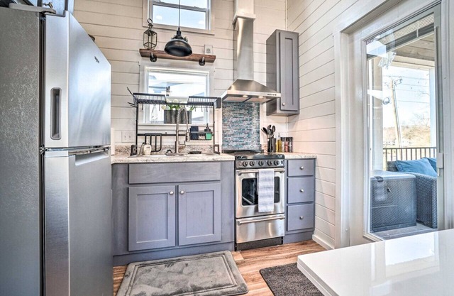 Serene Tiny Home Retreat in Gated Rural Haven