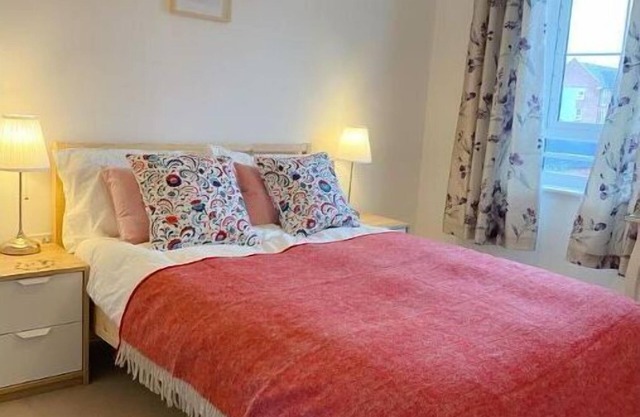 Serenity by the Canal House near City Centre with 2 Parking (Sleeps 5)