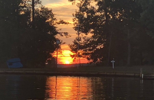 Serenity on Lake Sinclair 3bd 2bth Sleeps 11, Dock, Firepit, +On-Site Boat Ramp!