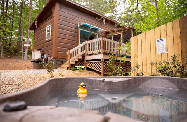 Serenity Ridge Cabin A: Couple's Getaway + Hot Tub