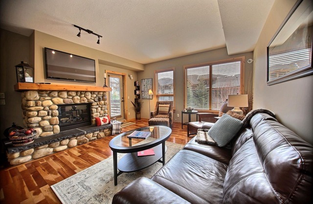 ⛰🦝Serenity & Splendor "Your dream getaway at Rundle Cliffs - 2bdrm 2 bthrm⛰