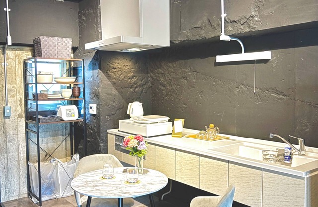 Serviced Apartment SAKURA MEE, Sakura Mee, comfortable studio 37 sq.m., 13 min. walk from Kumamoto Bus Terminal, free WiFi, car rental available