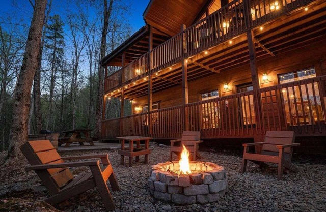 Sevierville 127 - Seven Bedroom Villa, Sleeps 14