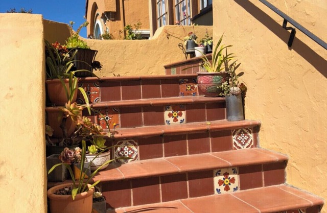 SF 3 Bedroom House, 1.5 Bath. Ample free parking & view of the Pacific