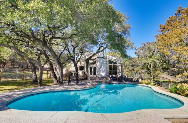 Shaded Getaway w/BBQ & Fire Pit in Austin!