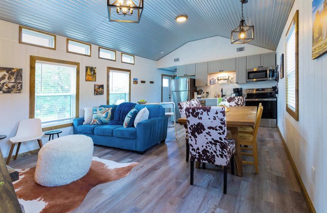 Shady Grove – Tranquil Hill Country Cabin for 8 Near Pedernales Falls