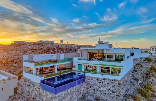 Shangri-LA luxury Mansion, Heated Pool on Demand