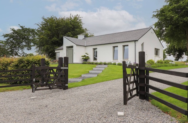 SHANNON VALE, pet friendly, with open fire in Woodford, County Galway