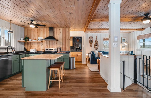Shanty Creek, Game Room, Pool & Hot Tub Access, and Firepit