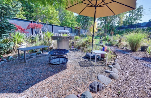 Shared Yard: Apt 2 Mi to Port Angeles City Pier
